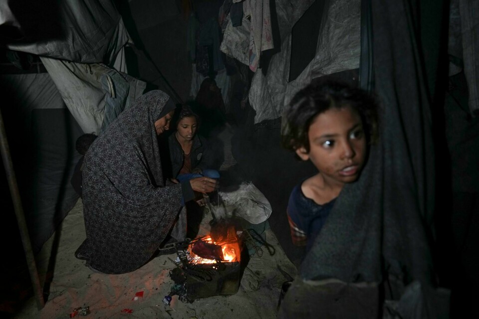 Shireen Daifallah, som flyktet sammen med barna sine fra Nord-Gaza, passer bålet i en teltleir i Deir al-Balah lørdag kveld. Tidligere på dagen ble flere hjelpearbeidere drept i israelske angrep i Khan Younis lenger sør på Gazastripen. Shireen Daifallah, som flyktet sammen med barna sine fra Nord-Gaza, passer bålet i en teltleir i Deir al-Balah lørdag kveld. Tidligere på dagen ble flere hjelpearbeidere drept i israelske angrep i Khan Younis lenger sør på Gazastripen.