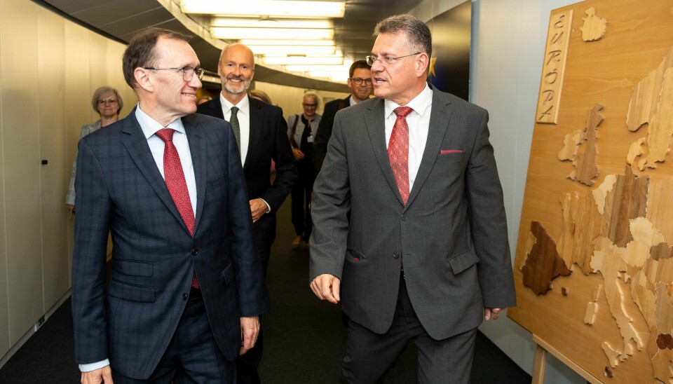 Utenriksminister Espen Barth Eide og EU-kommissær Maroš Šefčovič under deres mange møter i Brussel. I bakgrunnen Norges EU-ambassadør Anders Eide. Etterslepet av EU-lover i EØS, blir et stadig hetere tema i forholdet mellom Norge og EU. Utenriksminister Espen Barth Eide og EU-kommissær Maroš Šefčovič under deres mange møter i Brussel. I bakgrunnen Norges EU-ambassadør Anders Eide. Etterslepet av EU-lover i EØS, blir et stadig hetere tema i forholdet mellom Norge og EU.