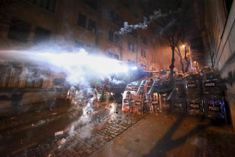 Opprørspoliti med tåregass og vannkanoner ble igjen satt inn mot demonstrantene på den fjerde dagen på rad med protester mot Georgias regjering. Opprørspoliti med tåregass og vannkanoner ble igjen satt inn mot demonstrantene på den fjerde dagen på rad med protester mot Georgias regjering. Foto: Zurab Tsertsvadze / AP / NTB