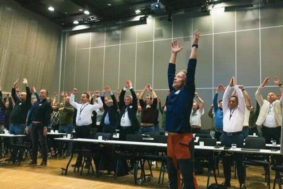 Én av tre deler for et godt og forebyggende arbeidsmiljø handler om bevegelse for Bjørnestad. Påtroppende oljearbeidere får en liten leksjon i hvor effektivt noen minutter med «bøy og tøy» kan være. Én av tre deler for et godt og forebyggende arbeidsmiljø handler om bevegelse for Bjørnestad. Påtroppende oljearbeidere får en liten leksjon i hvor effektivt noen minutter med «bøy og tøy» kan være.