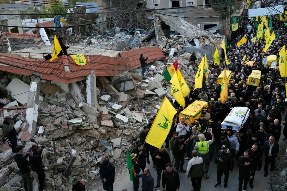 Drepte Hizbollah-krigere ble fulgt til graven i ruinene av landsbyen Maarakeh i Sør-Libanon fredag. Drepte Hizbollah-krigere ble fulgt til graven i ruinene av landsbyen Maarakeh i Sør-Libanon fredag. Foto: Hussein Malla / AP / NTB