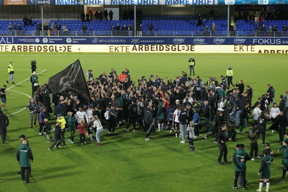 Rosenborgs spillere og supportere jublet vilt etter å ha sikret Europa-plass neste år. Rosenborgs spillere og supportere jublet vilt etter å ha sikret Europa-plass neste år.Foto: Svein Ove Ekornesvåg / NTB