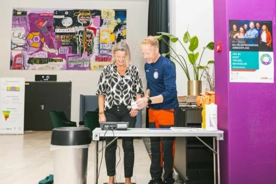Dekksarbeider Gro Njøsen får straks ut en kvittering på hvordan kroppen hennes ligger an. Slik kan helsecoach Ronny gi konkrete tips til hver og én. Dekksarbeider Gro Njøsen får straks ut en kvittering på hvordan kroppen hennes ligger an. Slik kan helsecoach Ronny gi konkrete tips til hver og én.