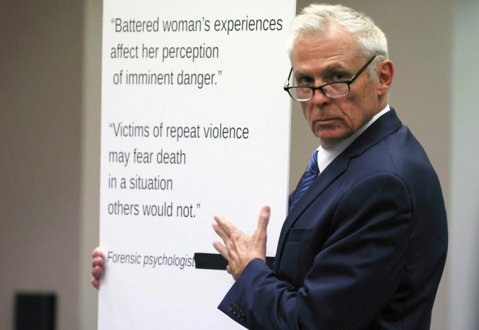 Kvinnens forsvarer James Owen under rettssaken i Orlando. Defense attorney James Owen, representing defendant Sarah Boone, displays a board before closing arguments, Friday, Oct. 25, 2024, at the Orange County Courthouse in Orlando, Fla. Boone is charged with leaving her boyfriend to die after he was zipped into a suitcase in their home, (Ricardo Ramirez Buxeda/Orlando Sentinel via AP, Pool)