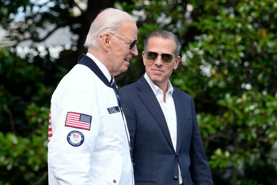 President Joe Biden (til venstre) og sønnen Hunter Biden (til høyre). En FBI-informant har nå innrømmet å ha fabrikkert påstander om bestikkelser. Det er ikke bare politiske motstandere som kritiserer president Joe Biden (til venstre) for å ha benådet sønnen Hunter Biden (til høyre). Også flere demokrater mener det var en dårlig beslutning som svekker tilliten til at loven er lik for alle. Arkivfoto: Susan Walsh / AP / NTB