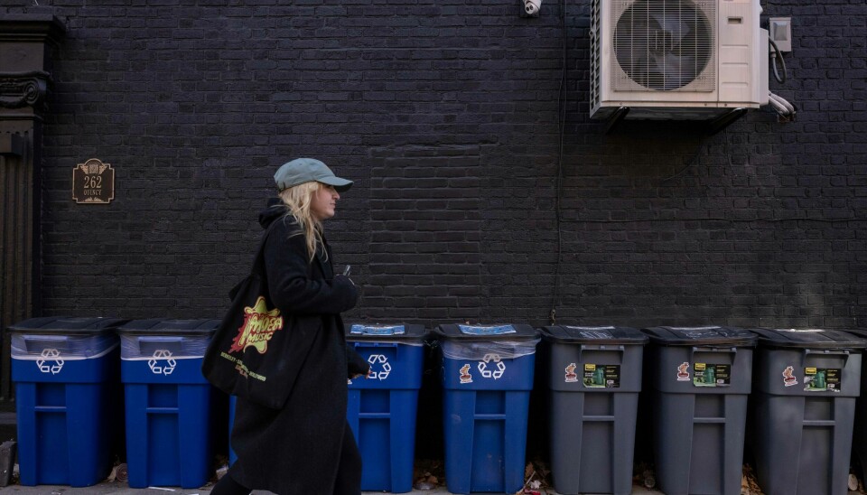 New York vil ha slutt på at fortauene fylles av plastsekker med illeluktende søppel og har nå innført påbud om bruk av søppeldunker med lokk. New York vil ha slutt på at fortauene fylles av plastsekker med illeluktende søppel og har nå innført påbud om bruk av søppeldunker med lokk. Foto: AP / NTB