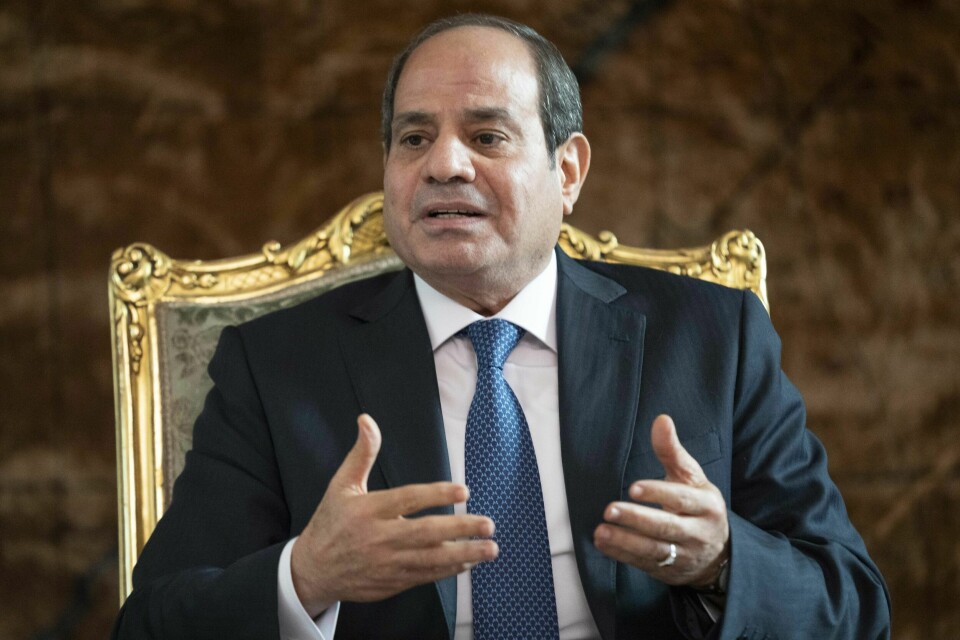 Egypts president Abdel Fattah al-Sisi kommer til Norge på besøk neste uke. Han skal blant annet møte statsminister Jonas Gahr Støre (Ap) og kong Harald. Abdel Fattah al-Sisi sier millioner av egypter vil lytte dersom han ber dem stå imot tvangsflytting av palestinerne på Gazastripen. Foto: Jacquelyn Martin / AP / NTB