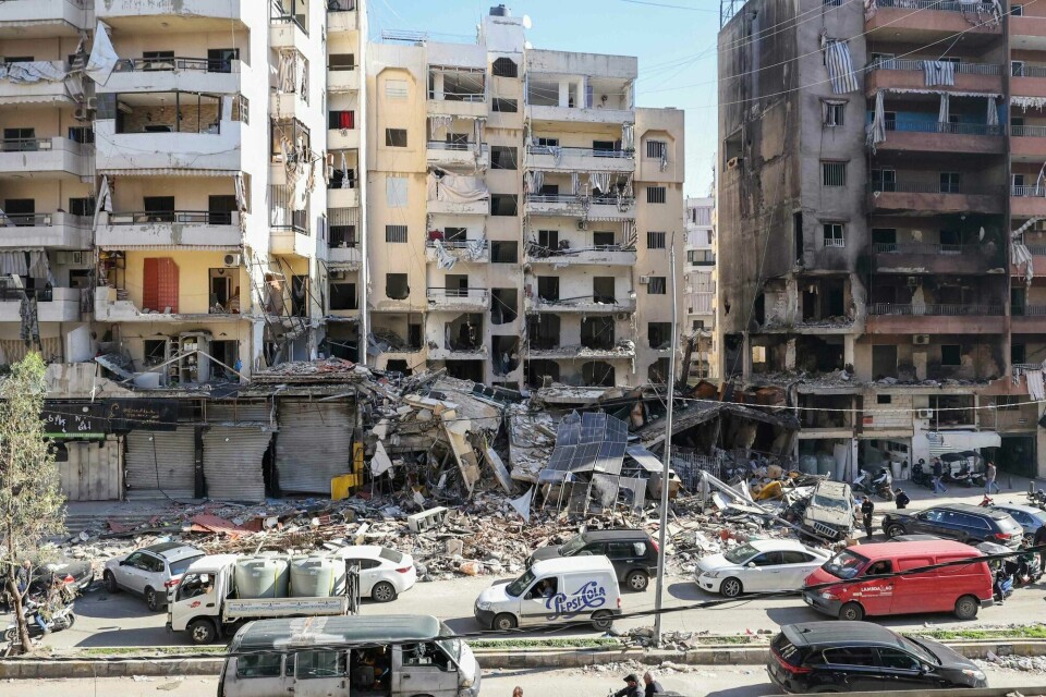 Biler kjører forbi bygninger i Sør-Beirut som ble ødelagt i Israels angrep mandag. Biler kjører forbi bygninger i Sør-Beirut som ble ødelagt i Israels angrep mandag.