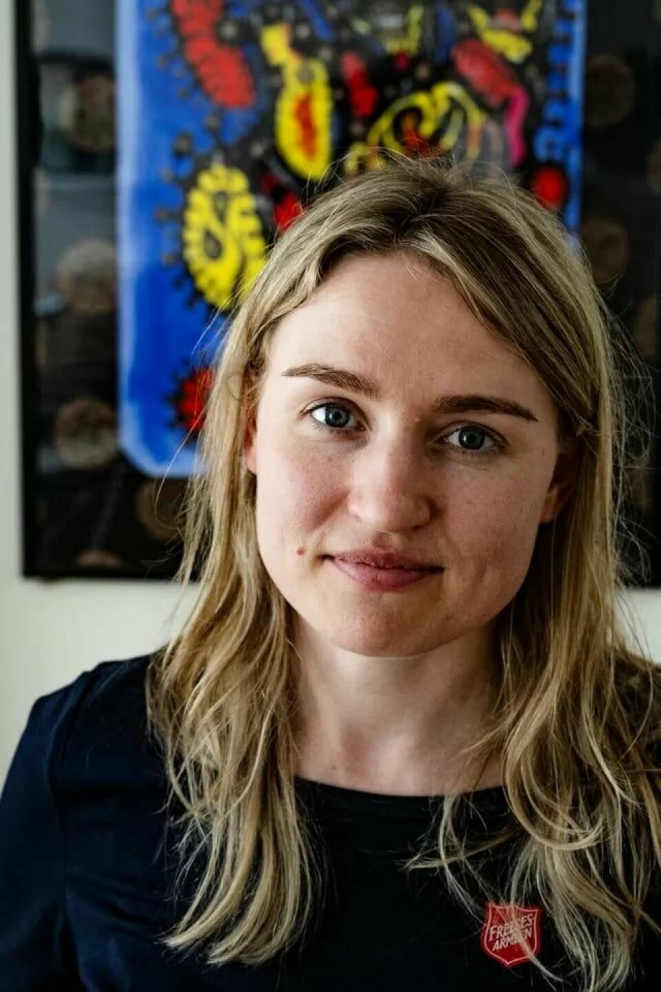 Aleksandra blir satt stor pris på av utenlandske arbeidstakere. Her med et glassmaleri hun fikk av Robert Novak, en polsk snekker hun har bistått i en årrekke. Aleksandra blir satt stor pris på av utenlandske arbeidstakere. Her med et glassmaleri hun fikk av Robert Novak, en polsk snekker hun har bistått i en årrekke.