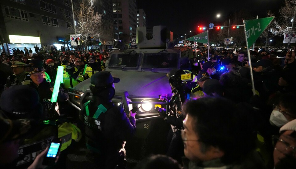 Militærkjøretøy eskorteres av politiet menns folk forsøker å blokkere utsiden av nasjonalforsamlingen i Seoul. Militærkjøretøy eskorteres av politiet menns folk forsøker å blokkere utsiden av nasjonalforsamlingen i Seoul. Foto: Lee Jin-man / AP / NTB