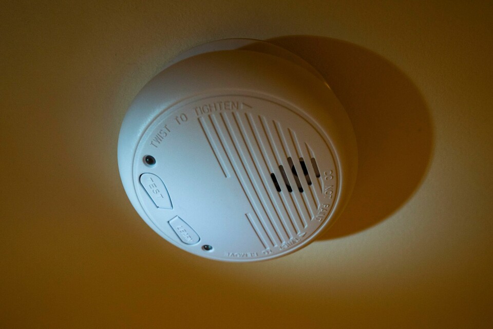 Det viser seg at mange nordmenn ikke har fungerende røykvarsler i hjemmet sitt. Gjør det til fast takst å sjekke røykvarsleren hver måned og å skifte batteri minst én gang i året. Foto: Håkon Mosvold Larsen / NTB