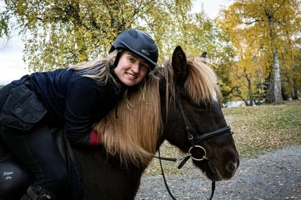 Aleksandra finner ro i kropp og sjel når hun tar en ridetur med islandshesten Stjarni. Aleksandra finner ro i kropp og sjel når hun tar en ridetur med islandshesten Stjarni.