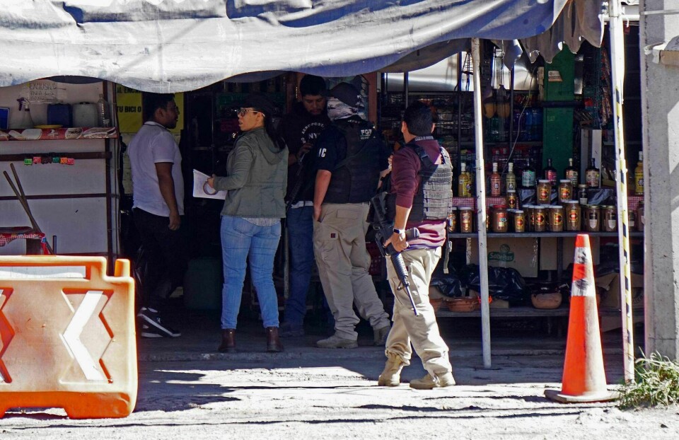 Etterforskere fra delstaten Guanajuato på stedet der åtte personer i helgen ble skutt og drept. Members of Guanajuato’s state Criminal Investigation Unit conduct an investigation in the commercial area of Apaseo el Grande, Guanajuato state, Mexico, where eight people were murdered last Saturday night by a group of several armed men on December 1, 2024. Gunmen shot up stores in a strip mall in Mexico, killing eight people. Two of the fatalities were firefighters and a third was a paramedic for the state health care system, officials said. Two other people were wounded. Guanajuato is a thriving industrial hub and home to several popular tourist destinations, but it is also now considered Mexico's most violent state. Officials say violence in the state stems from a conflict between the local Santa Rosa de Lima gang and the Jalisco New Generation cartel, one of the most powerful in all of Mexico. (Photo by MARIO ARMAS / AFP)
