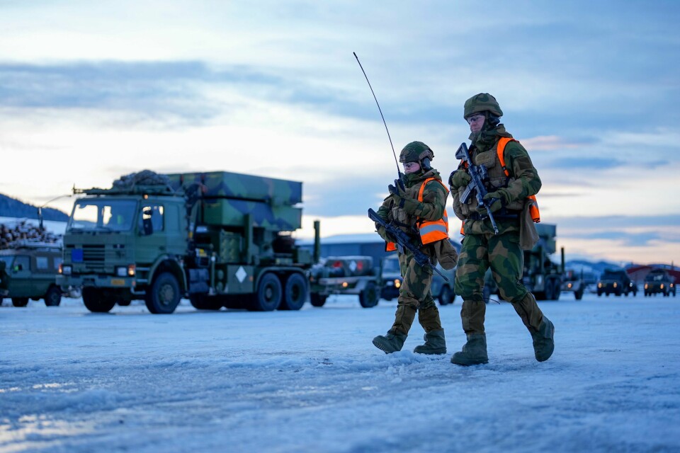 Norske soldater laster militært materiell om bord på en båt ved Orkanger havn. Norske soldater laster militært materiell om bord på en båt ved Orkanger havn. Foto: Ole Martin Wold / NTB