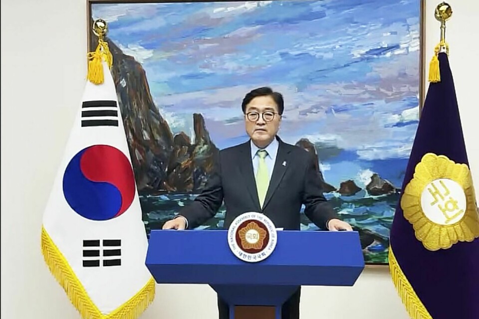 Lederen av den sørkoreanske nasjonalforsamlingen, Woo Won-shik, kunngjør at nasjonalforsamlingen har vedtatt å oppheve den militære unntakstilstanden som presidenten har innført. Lederen av den sørkoreanske nasjonalforsamlingen, Woo Won-shik, kunngjør at nasjonalforsamlingen har vedtatt å oppheve den militære unntakstilstanden som presidenten har innført. Foto: Sør-Koreas nasjonalforsamling / AP / NTB