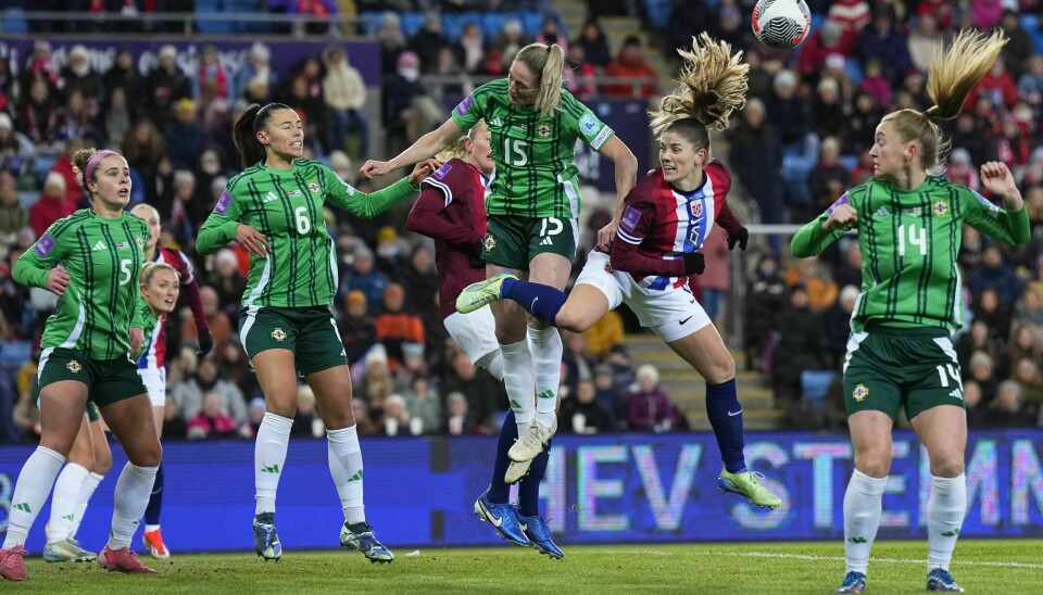 Maren Mjelde i luftduell omgitt av motspillere i EM-kvalifiseringskampen mot Nord-Irland. Maren Mjelde i luftduell omgitt av motspillere i EM-kvalifiseringskampen mot Nord-Irland. Foto: Fredrik Varfjell / NTB