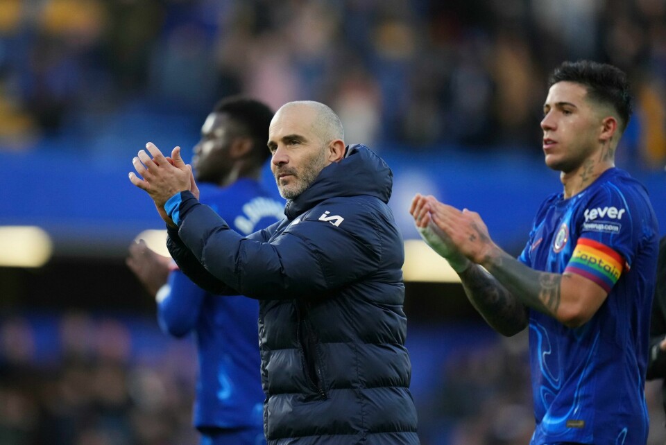 Enzo Maresca går ikke med på at Chelsea er med i tittelkampen i Premier League. Enzo Maresca går ikke med på at Chelsea er med i tittelkampen i Premier League. Foto: Kirsty Wigglesworth / AP Photo / NTB.