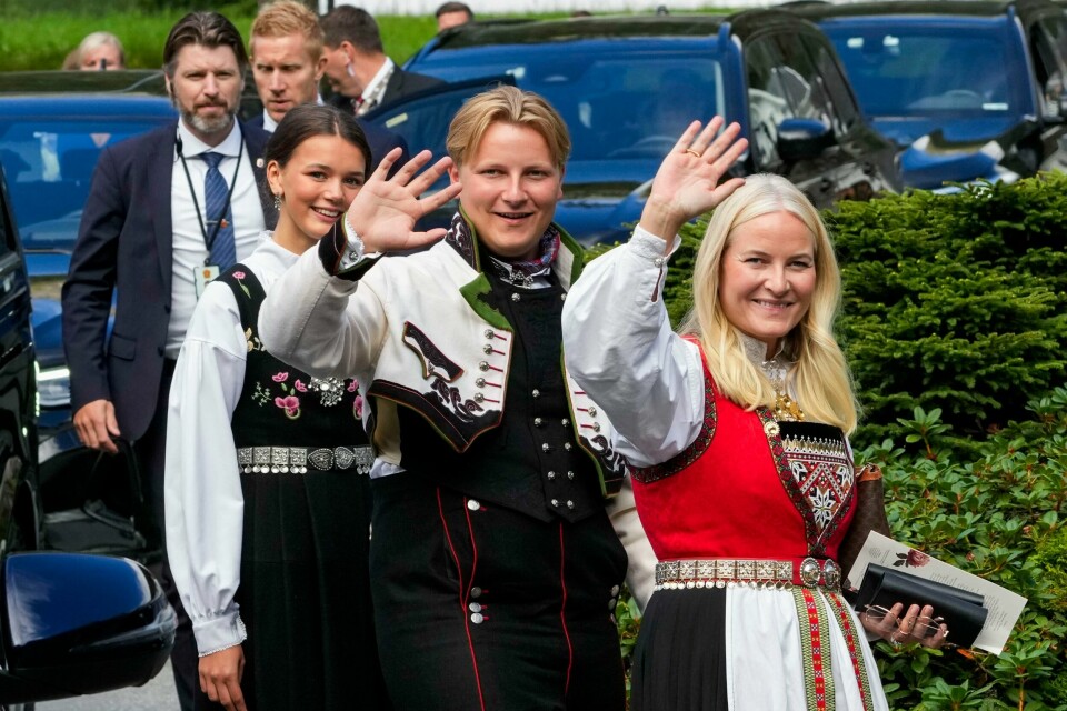 Prins Sverre Magnus' bursdag er ikke en offisiell flaggdag i motsetning til søsterens. Her med kronprinsesse Mette-Marit (f.h.) og kjæresten Amalie Givær MacLeod. Kronprinsesse Mette-Marit (f.h.), prins Sverre Magnus og Amalie Givær MacLeod etter vielsen til prinsesse Märtha Louise og Durek Verrett på Vinjevollen i Geiranger. Foto: Cornelius Poppe / NTB
