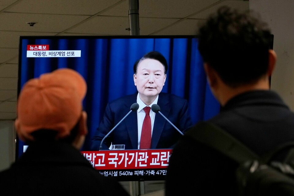 Sør-Koreas president Yoon Suk-yeol erklærte militær unntakstilstand tirsdag kveld, men ble tvunget til å oppheve den noen timer senere. Folk ser på TV-sendingen der Sør-Koreas president Yoon Suk-yeol erklærte militær unntakstilstand. Foto: Ahn Young-joon / AP / NTB