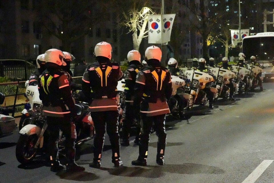 Militærpoliti utenfor nasjonalforsamlingen i Seoul. Militærpoliti utenfor nasjonalforsamlingen i Seoul.