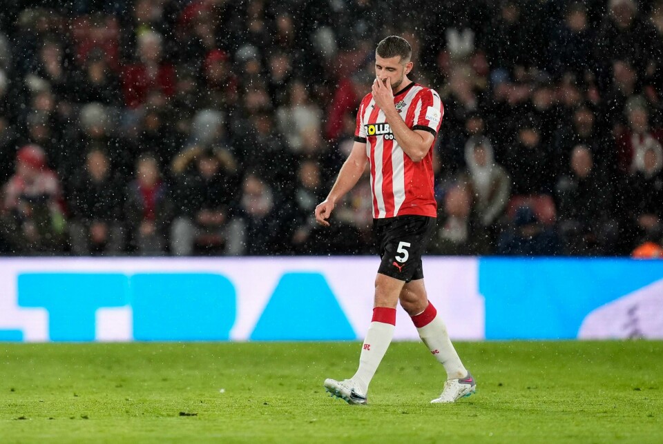 Jack Stephens måtte slukøret forlate banen i kampen mot Chelsea. Jack Stephens måtte slukøret forlate banen i kampen mot Chelsea. Foto: Andrew Matthews / PA via AP / NTB