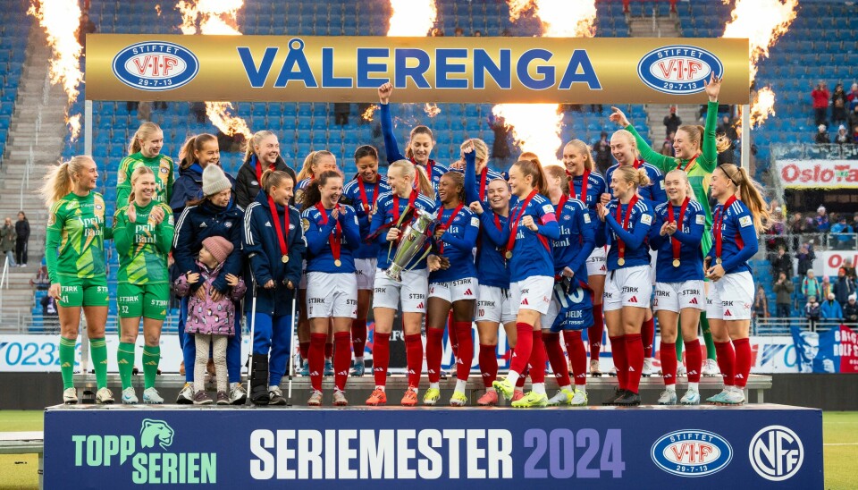Selv da Vålerenga-kvinnene skulle løfte pokalen var det glissent i bakgrunnen. Selv da Vålerenga-kvinnene skulle løfte pokalen var det glissent i bakgrunnen. Foto: Amanda Pedersen Giske / NTB
