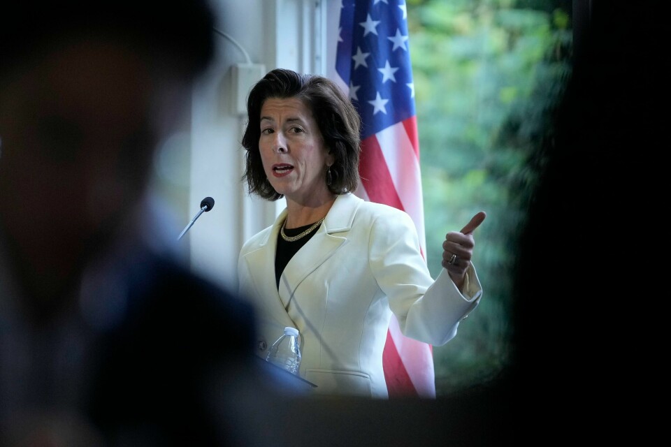 USAs handelsminister Gina Raimondo kunngjorde mandag nye eksportrestriksjoner som rammer 140 kinesiske eller kinesiskeide selskaper. Det førte til et raskt svar fra Beijing. USAs handelsminister Gina Raimondo kunngjorde mandag nye eksportrestriksjoner som rammer 140 kinesiske eller kinesiskeide selskaper. Det førte til et raskt svar fra Beijing. Foto: Jeff Chiu / AP / NTB