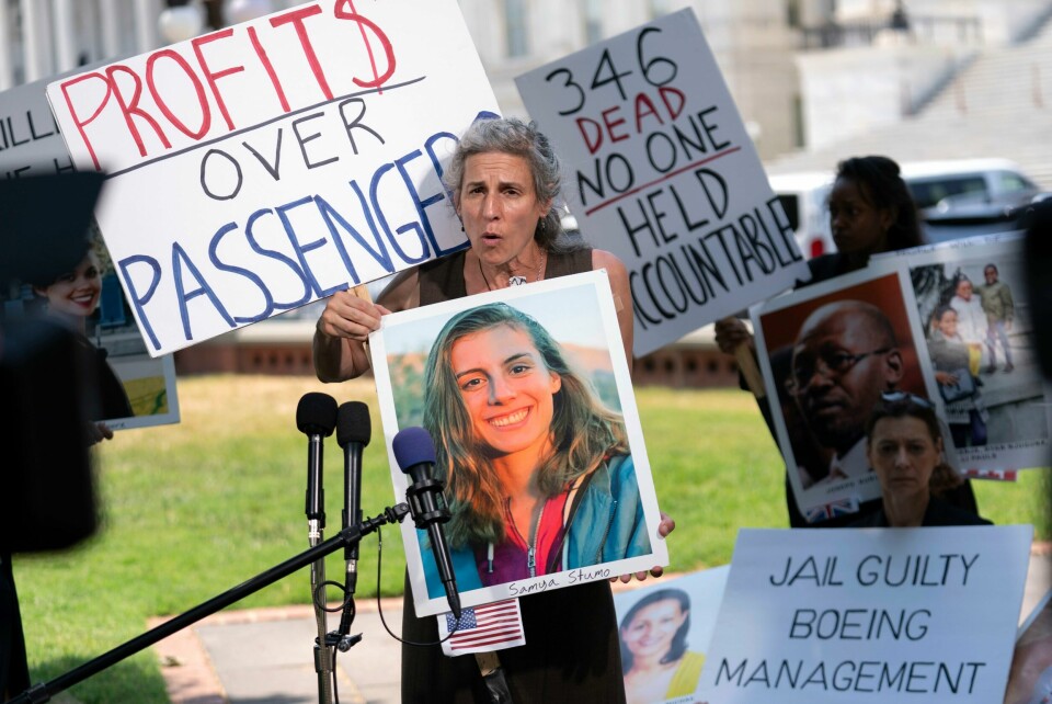 Nadia Milleron, mor til Samya Rose Stumo, som mistet livet da et Boeing 737 Max-fly styrtet i Etiopia, holder fram et bilde av datteren under en pressekonferanse i Washington i juni. En føderal dommer har nå avvist et forlik med Boeing. Nadia Milleron, mor til Samya Rose Stumo, som mistet livet da et Boeing 737 Max-fly styrtet i Etiopia, holder fram et bilde av datteren under en pressekonferanse i Washington i juni. En føderal dommer har nå avvist et forlik med Boeing. Foto: Jose Luis Magana / AP / NTB