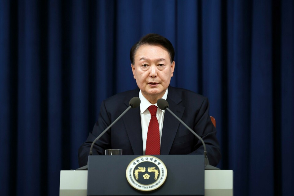 Den sørkoreanske nasjonalforsamlingen skal i løpet av de neste dagene avgjøre om de vil stille president Yoon Suk-yeol for riksrett. Sør-Koreas president Yoon Suk-yeol overrasket mange da han brått erklærte militær unntakstilstand tirsdag. Foto: Sør-Koreas departement for gjenforening / AP / NTB