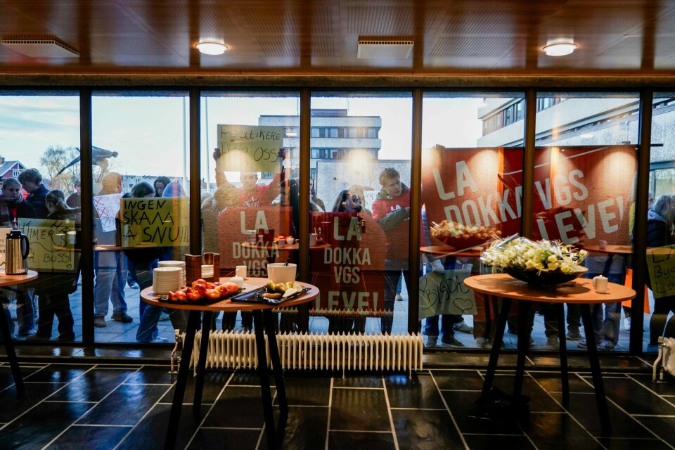 Vedtaket om å legge ned flere skoler i Innlandet i høst vekket sterke reaksjoner og en opphetet debatt. Her fra da demonstranter samlet seg utenfor fylkeshuset på Hamar mens skolesaken ble behandlet i fylkestinget. Demonstrantene samlet seg utenfor fylkeshuset på Hamar mens saken om skolenedleggelsene ble behandlet. Foto: Thomas Fure / NTB