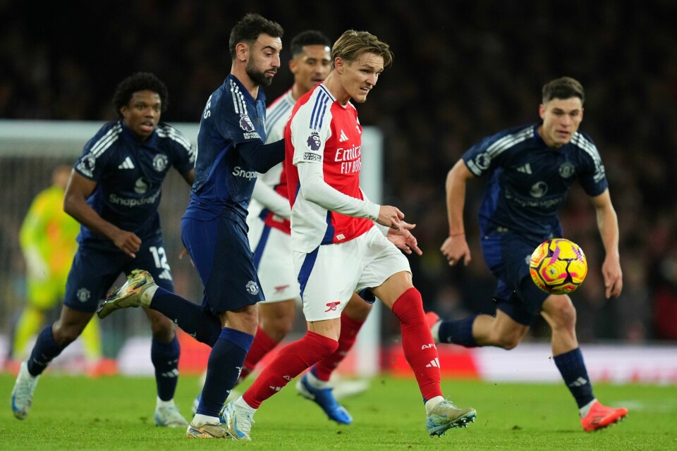 Arsenal-kaptein Martin Ødegaard i duell med Bruno Fernandes onsdag. Arsenal-kaptein Martin Ødegaard i duell med Bruno Fernandes onsdag. Foto: Kirsty Wigglesworth / AP / NTB