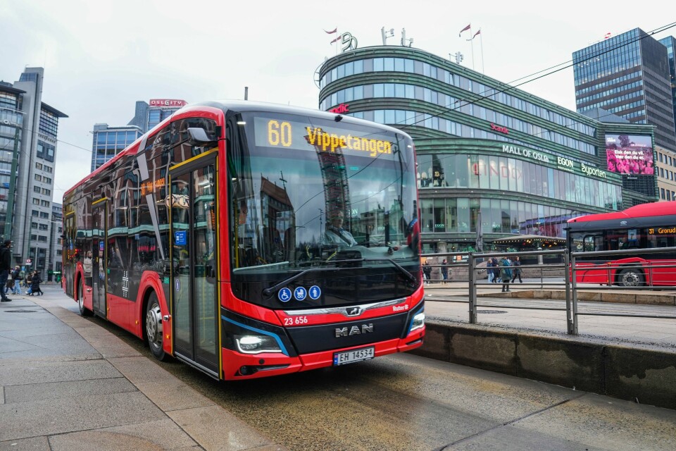 24 vektere skal i sommer ha jukset med billettkontroll ved å skanne samme billett mange ganger i Oslo. Nå har de fått sparken. Snart kan flere av Oslo-bussene stå parkert, om ikke hovedstadspolitikerne løser bussfloken. Foto: Beate Oma Dahle / NTB