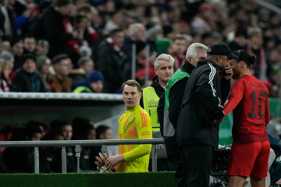 Manuel Neuer ble tidlig utvist i cupkampen mot Bayer Leverkusen, og måtte se at hans Bayern Müncen røk ut Manuel Neuer på vei i garderoben etter å ha blitt vist ut mot Leverkusen. Foto: Matthias Schrader / AP / NTB