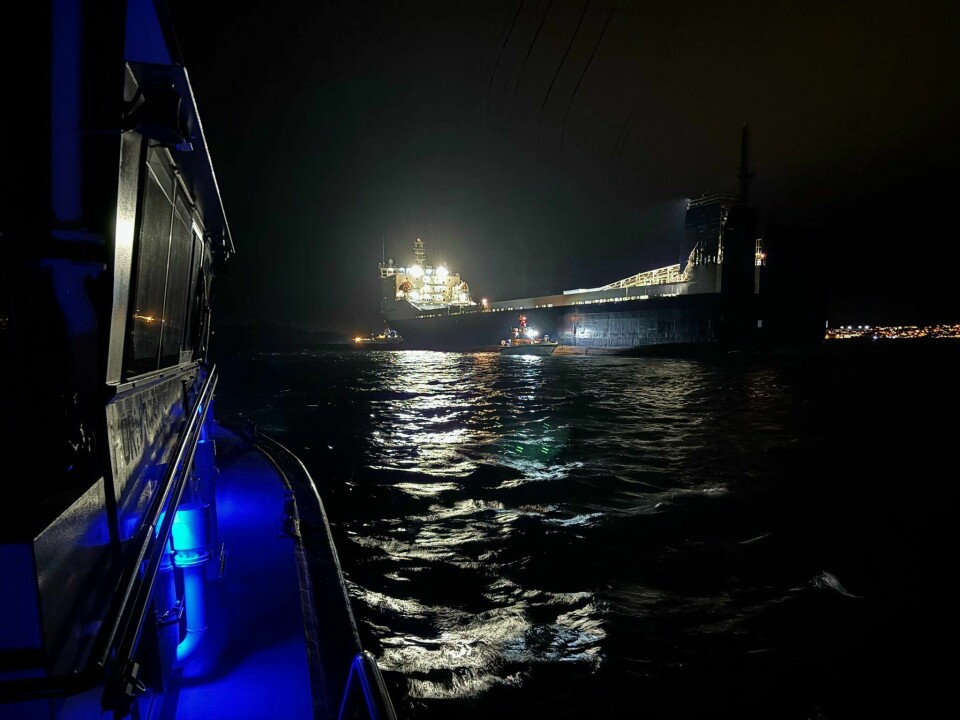 Redningsskøyta «Horn Rescue» bisto den grunnstøtte fraktbåten utenfor Karmøy sammen med flere ressurser. Et skip lastet med våpen på vei til Polen grunnstøtte utenfor Haugesund torsdag kveld. Det forsinker utplassering av en norsk styrke i Polen. Redningsskøyta «Horn Rescue» bisto den grunnstøtte fraktbåten utenfor Karmøy sammen med flere ressurser. Et skip lastet med våpen på vei til Polen grunnstøtte utenfor Haugesund torsdag kveld. Det forsinker utplassering av en norsk styrke i Polen. Foto: Netflix / Handout / NTB