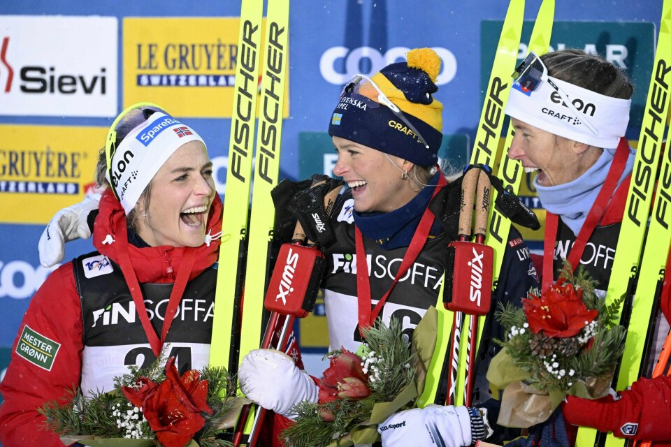 Therese Johaug ble slått av Frida Karlsson i Ruka, og får muligheten til revansj på hjemmebane. Therese Johaug, Frida Karlsson og Astrid Øyre Slind etter 10-kilometeren i Ruka fredag.