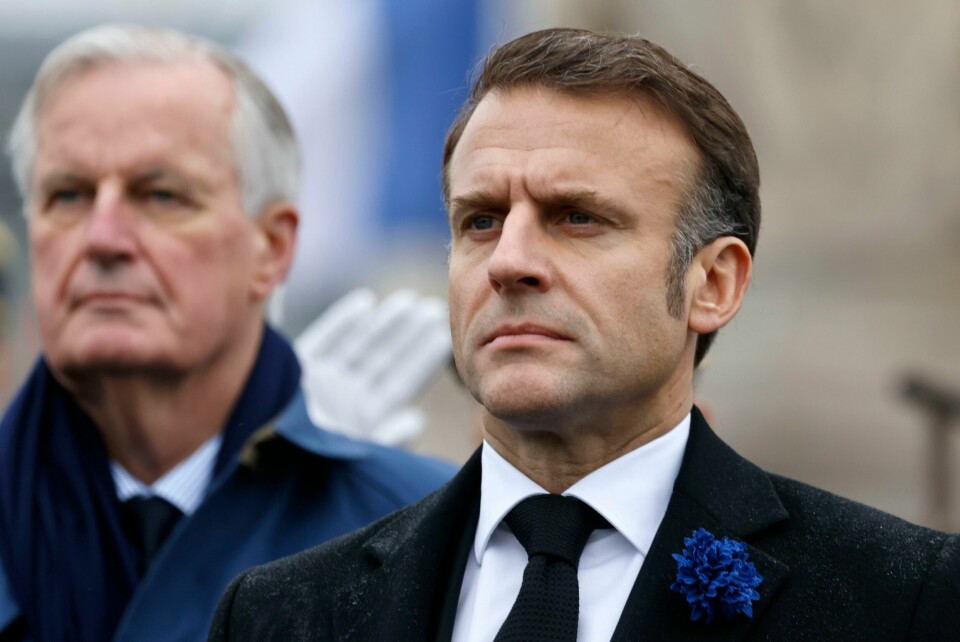 Frankrikes president Emmanuel Macron. I bakgrunnen står Michel Barnier. Frankrikes president Emmanuel Macron. I bakgrunnen står Michel Barnier. Foto: AP / NTB