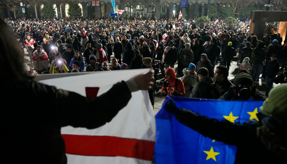 Demonstranter holder opp EU-flagg og georgiske flagg under en demonstrasjon i Tbilisi torsdag. Demonstranter holder opp EU-flagg og georgiske flagg under en demonstrasjon i Tbilisi torsdag. Foto: Pavel Bednyakov / AP / NTB