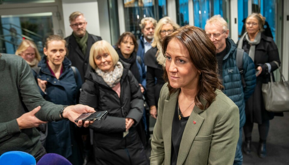 Arbeidsminister Tonje Brenna (Ap) møter pressen etter ett av de mange møtene med partene i IA-forhandlingene i Arbeids- og inkluderingsdepartementet. Arbeidsminister Tonje Brenna (Ap) møter pressen etter ett av de mange møtene med partene i IA-forhandlingene i Arbeids- og inkluderingsdepartementet. Foto: Heiko Junge / NTB