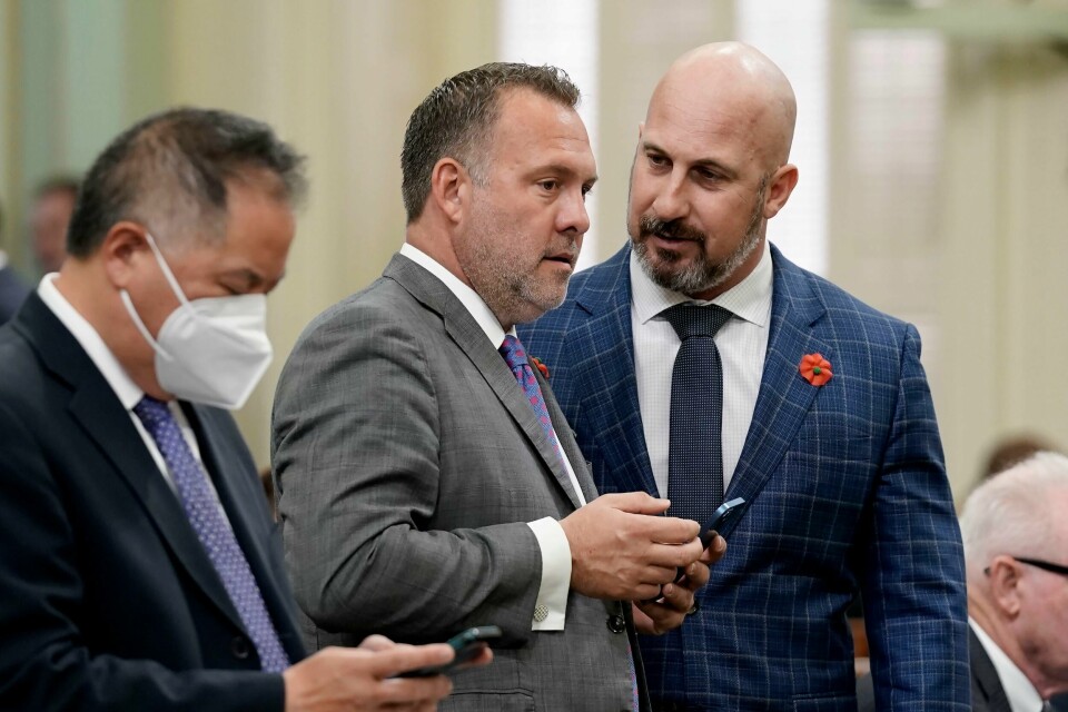 Påtroppende kongressrepresentant Adam Gray (i midten) sammen med republikaneren Heath Flora (t.h.) på et bilde fra 2022. Foto: Rich Pedroncelli / AP / NTB Påtroppende kongressrepresentant Adam Gray (i midten) sammen med republikaneren Heath Flora (t.h.) på et bilde fra 2022. Foto: Rich Pedroncelli / AP / NTB