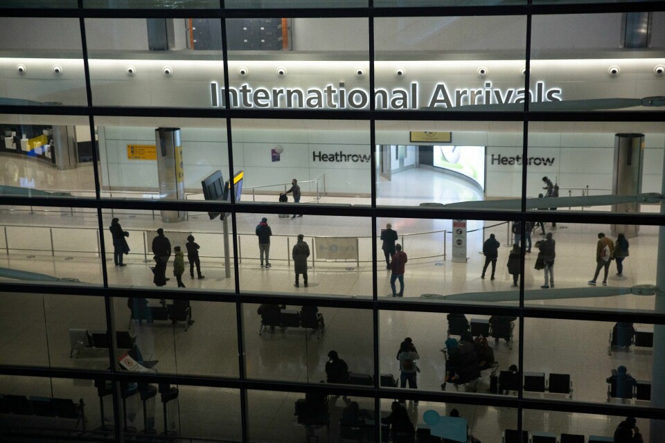 Mange tar undergrunnen når de skal reise til og fra Heathrow-flyplass i London. Landsomfattende togtrøbbel fredag fører imidlertid til store forsinkelser også her. Folk i ankomstområdet ved Heathrow-flyplassen i London. 2024 ligger an til å bli et rekordår for reiselivsbransjen, ifølge bransjeorganisasjonen World Travel & Tourism Council. Foto: Matt Dunham / AP / NTB