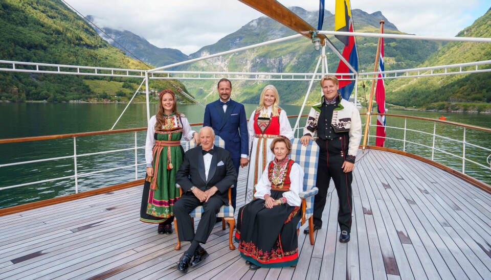 Kongefamilien på brudeferd i Geiranger i forbindelse med Märtha Louise og Durek Verretts bryllup i sommer. Nå er kongefamilien gjenstand for satire i Anonyms bok. Noen av gjestene på Brudeferden i Geiranger i forbindelse med Märtha Louise og Durek Verretts bryllup i sommer. Nå er kongefamilien gjenstand for satire i Anonyms bok.