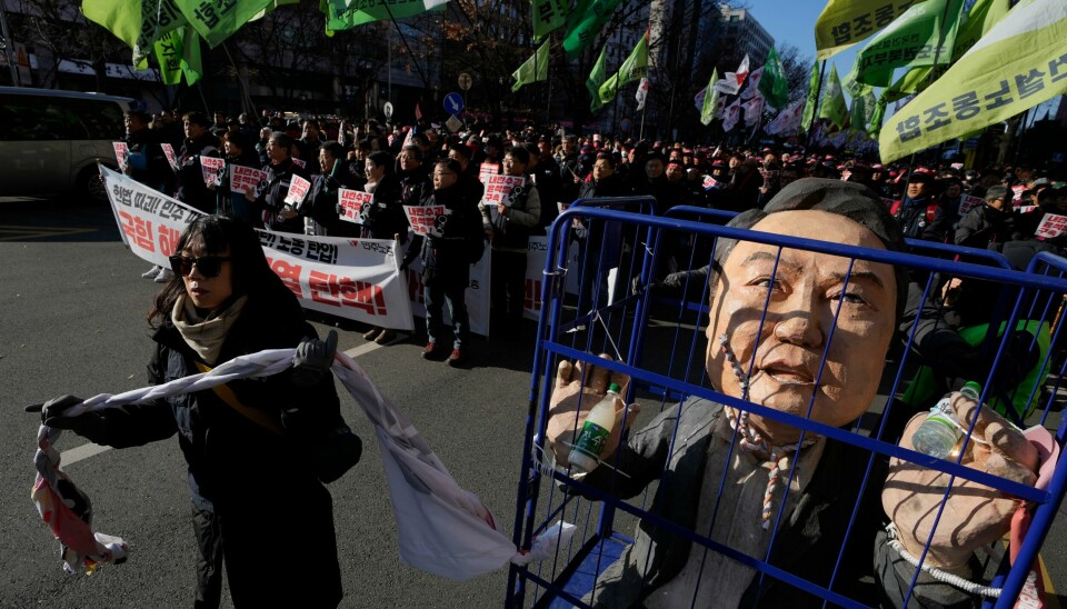 President Yoon Suk-yeols forsøk på å innføre militær unntakstilstand har utløst store protester i Sør-Korea. Lørdag demonstrerte titusener utenfor nasjonalforsamlingen i Seoul, der opposisjonen vil fremme et forslag om å stille Yonn for riksrett. President Yoon Suk-yeols forsøk på å innføre militær unntakstilstand har utløst store protester i Sør-Korea. Lørdag demonstrerte titusener utenfor nasjonalforsamlingen i Seoul, der opposisjonen vil fremme et forslag om å stille Yonn for riksrett. Foto: AP / NTB