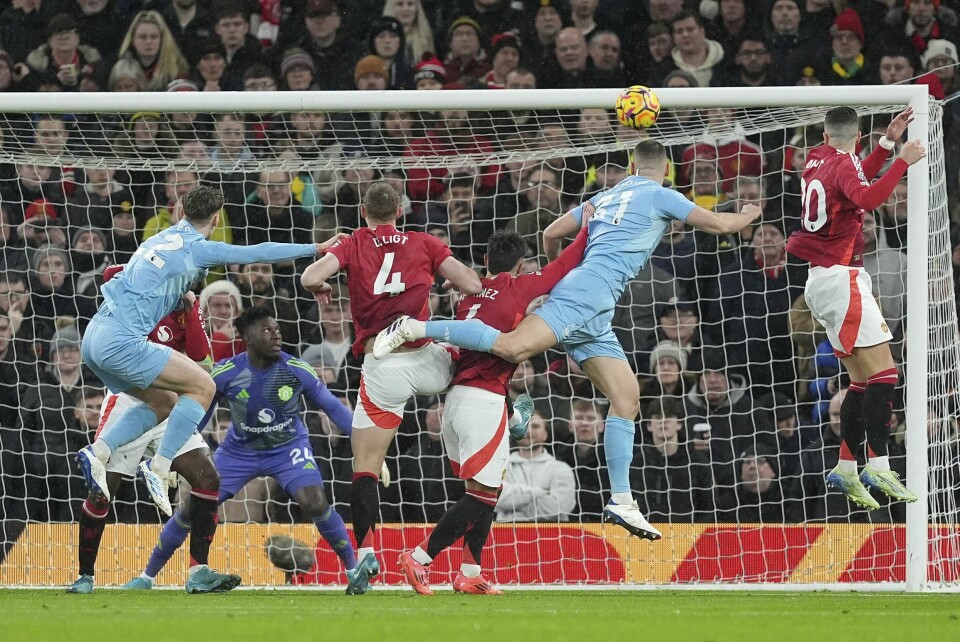 Nikola Milenkovic gir her Nottingham Forest en tidlig ledelse på Old Trafford Nikola Milenkovic gir her Nottingham Forest en tidlig ledelse på Old Trafford. Foto: Martin Rickett / PA / AP / NTB