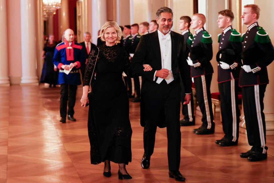 Guri Melby (V) er lederen av en hemmelig forening for republikanere, altså folk som vil avskaffe kongestyret, i en ny skrønebok. På bildet er hun og partifelle Abid Raja klar for middag for stortingsrepresentantene på Slottet. Guri Melby (V) er lederen av en hemmelig forening for republikanere, altså folk som vil avskaffe kongestyret, i en ny skrønebok. På bildet er hun og partifelle Abid Raja klar for middag for stortingsrepresentantene på Slottet.