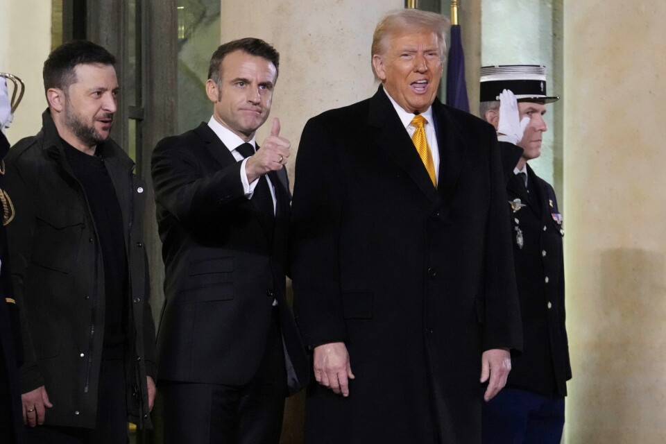 Frankrikes Emmanuel Macron (i midten) sammen med USAs påtroppende president Donald Trump og Ukrainas president Volodymyr Zelenskyj i Paris etter samtalene. Frankrikes Emmanuel Macron (i midten) sammen med USAs påtroppende president Donald Trump og Ukrainas president Volodymyr Zelenskyj i Paris etter samtalene. Foto: Michel Euler / AP / NTB