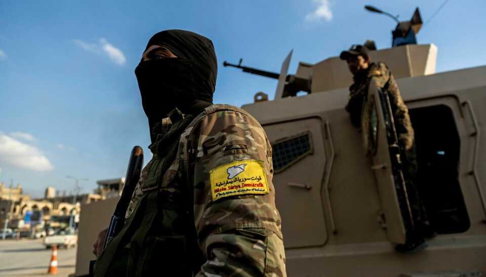 Syrias demokratiske styrker (SDF), som siden 2015 har samarbeidet tett med amerikanske styrker i kampen mot den ytterliggående islamistgruppa IS nordøst i Syria, består i hovedsak av soldater fra den kurdiske YPG-militsen. De har tette bånd til den kurdiske PKK-geriljaen i Tyrkia og står på Ankaras terrorliste. USA-støttede SDF-styrker holder vakt i Raqqa, som tidligere var kontrollert av IS. Foto: Baderkhan Ahmad / AP / NTB