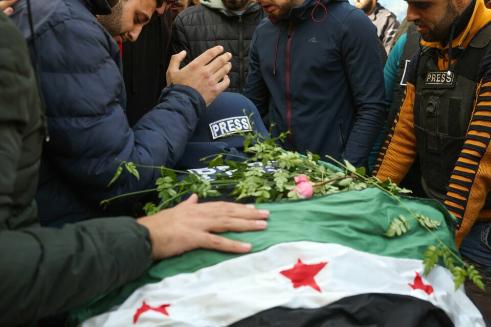 Nesten 1000 mennesker er drept siden Syria-offensiven begynte i forrige uke, mange av dem sivile. Her sørger kolleger og venner over den syriske fotografen Anas Alkharboutli (32), som ble drept i Idlib onsdag på jobb for nyhetsbyrået DPA. Nesten 1000 mennesker er drept siden Syria-offensiven begynte i forrige uke, mange av dem sivile. Her sørger kolleger og venner over den syriske fotografen Anas Alkharboutli (32), som ble drept i Idlib onsdag på jobb for nyhetsbyrået DPA. Foto: Ghaith Alsayed / AP / NTB