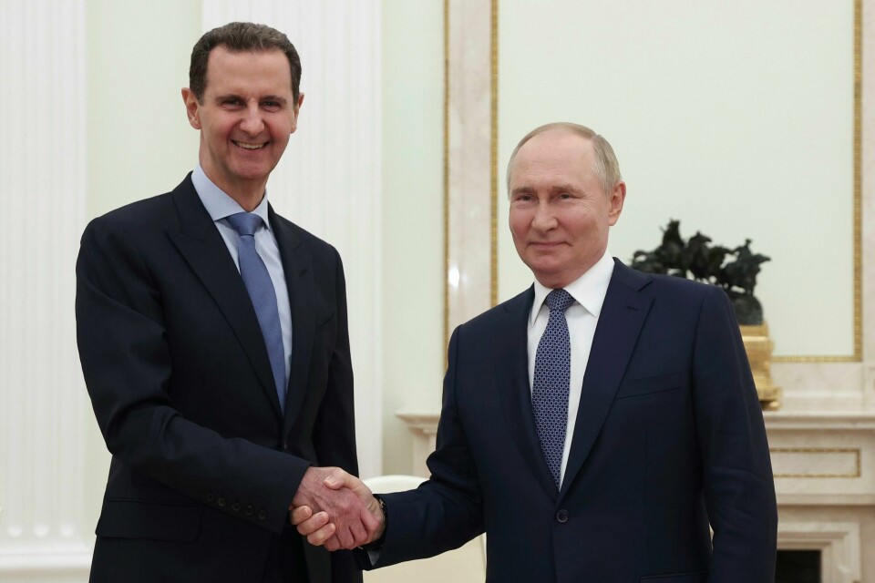 Vladimir Putin har gitt Syrias styrtede leder Bashar al-Assad asyl i Russland. Arkivfoto. Syrias styrtede president Bashar al-Assad er trolig på vei til Moskva, ifølge israelske og amerikanske kilder. Senest i juli var han på besøk i den russiske hovedstaden, der han ble tatt imot av president Vladimir Putin. Foto: AP / NTB