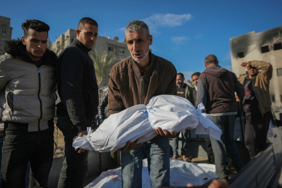 De israelske angrepene på Gazastripen i Gaza fortsetter med uforminsket styrke. Over 44.600 mennesker er ifølge palestinske helsemyndigheter drept siden oktober i fjor. Her bæres 18 måneder gamle Sham Shurrab til graven av onkelen. Hun ble drept i et angrep torsdag. De israelske angrepene på Gazastripen i Gaza fortsetter med uforminsket styrke. Over 44.600 mennesker er ifølge palestinske helsemyndigheter drept siden oktober i fjor. Her bæres 18 måneder gamle Sham Shurrab til graven av onkelen. Hun ble drept i et angrep torsdag. Foto: AP / NTB
