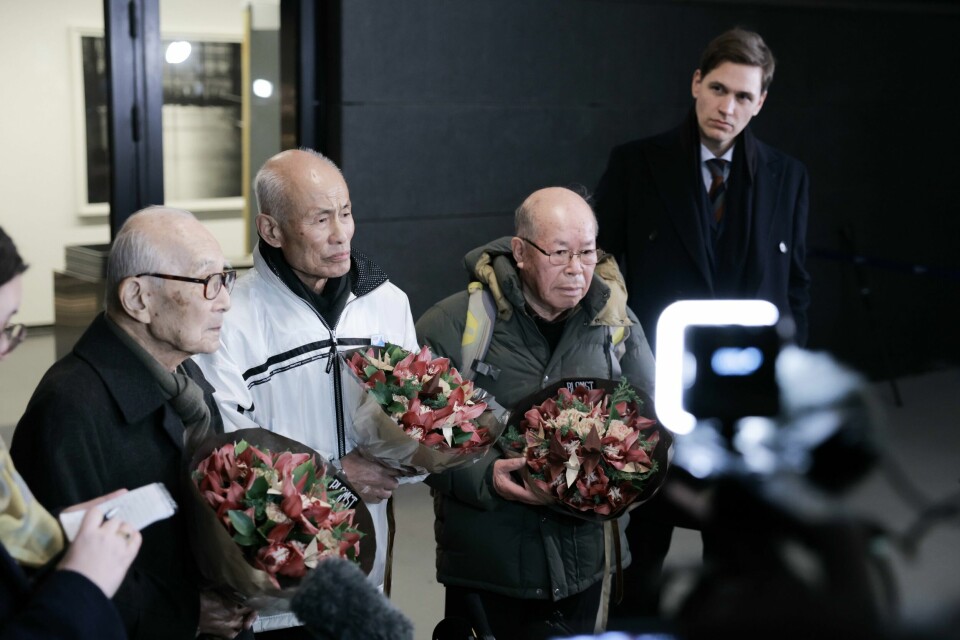 Representantene for årets Nobels fredsprisvinner Nihon Hidankyo, Terumi Tanaka, Toshiyuki Mimaki og Shigemitsu Tanaka, landet på Gardermoen søndag kveld og ble tatt imot av Jørgen Watne Frydnes, Nobelkomiteens leder. Representantene for årets Nobels fredsprisvinner Nihon Hidankyo, Terumi Tanaka, Toshiyuki Mimaki og Shigemitsu Tanaka, landet på Gardermoen søndag kveld og ble tatt imot av Jørgen Watne Frydnes, Nobelkomiteens leder. Foto: Jonas Been Henriksen / NTB